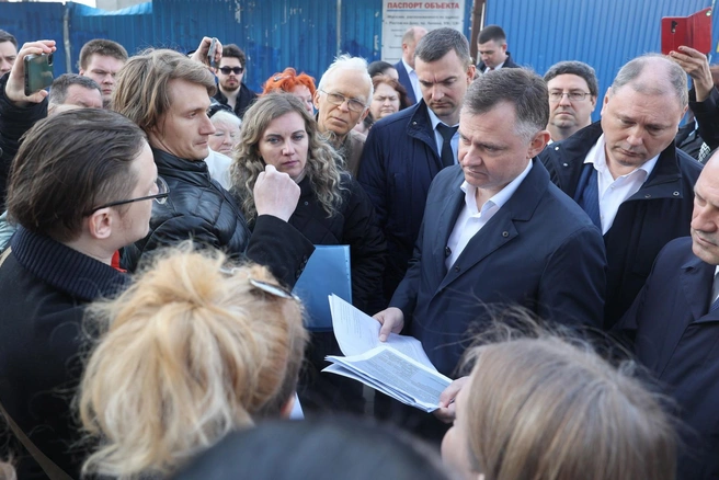 Юрий Слюсарь, Владимир Ревенко и Александр Скрябин на встрече с городскими активистами  | Источник: donland.ru