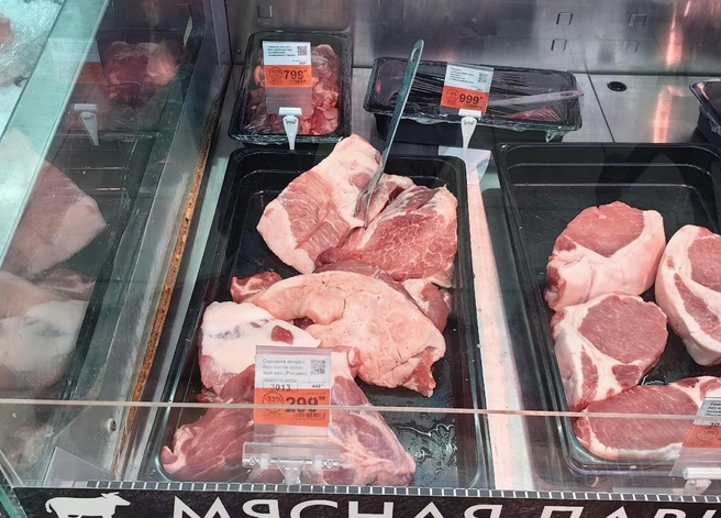 Начнем с мяса на развес. Свинина — почти 300 рублей. На заднем плане говядина. Да, вы видите всё правильно — 799 и 999 рублей за кило | Источник: Павел Красоткин / 72.RU
