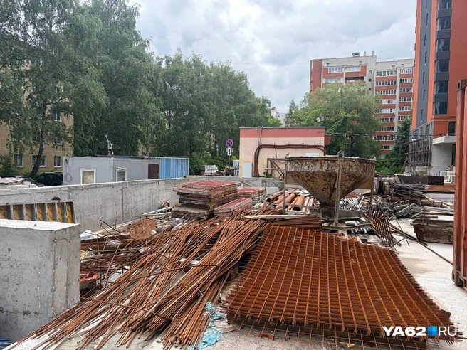 Работы над парковкой и борьба с грунтовыми водами продолжается | Источник: Дарья Ходосевич / YA62.RU