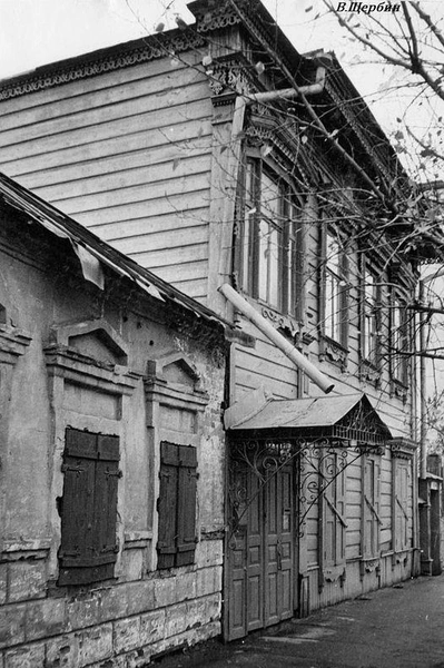 А так в 1970-х выглядел косметически обновленный доходный дом Мисурхановой, о котором мы рассказывали в одном из выпусков «Исчезающего Иркутска» | Источник: Валерий Щербин / Pastvu.com