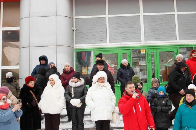 Из-за того, что площадку проведения фестиваля меняли дважды (в последний раз&nbsp;— за час до начала), многие гости успели замерзнуть и разочароваться в городских праздниках | Источник: Андрей Бортко / NGS.RU