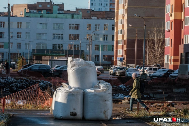 Стройка идет своим ходом, а жизнь своим | Источник: Булат Салихов / UFA1.RU