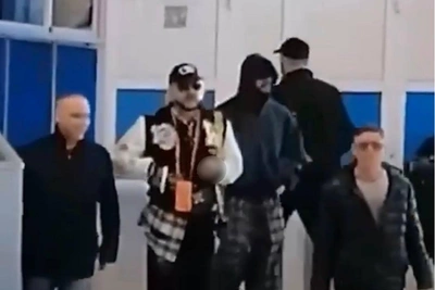 Филипп Киркоров закурил в аэропорту из-за усталости