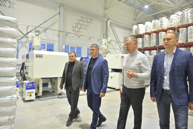 Губернатор Прикамья Дмитрий Махонин на экскурсии по производству | Источник: СГ «Развитие»