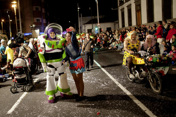 Пой, танцуй, люби: как проходит ежегодный карнавал на Тенерифе