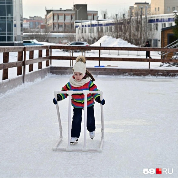 Лед осваивают и малыши | Источник: Василина Любимова / 59.RU