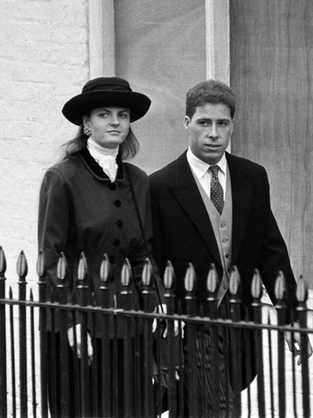 Виконт Линли и Сюзанна Константин направляются на свадьбу леди Аманды Нэтчбулл, 31 октября 1987