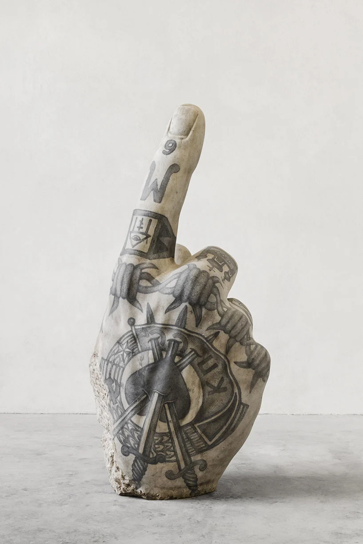 Художник Фабио Виале наносит татуировки на мраморные скульптуры (фото 8)