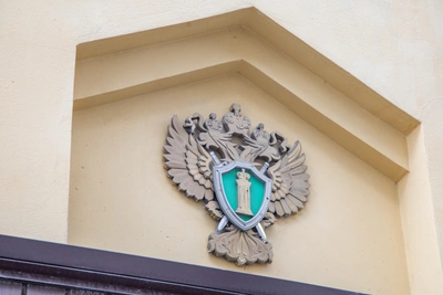 Чиновнику в Самарской области отплатили ремонтом двора его родственницы