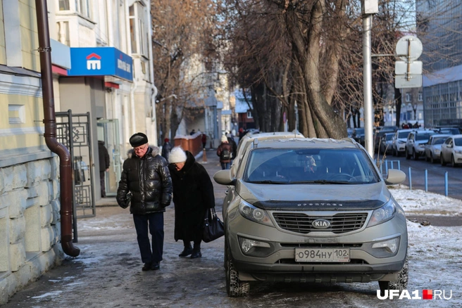 Комбопарковка: наполовину — на газоне, наполовину — на тротуаре