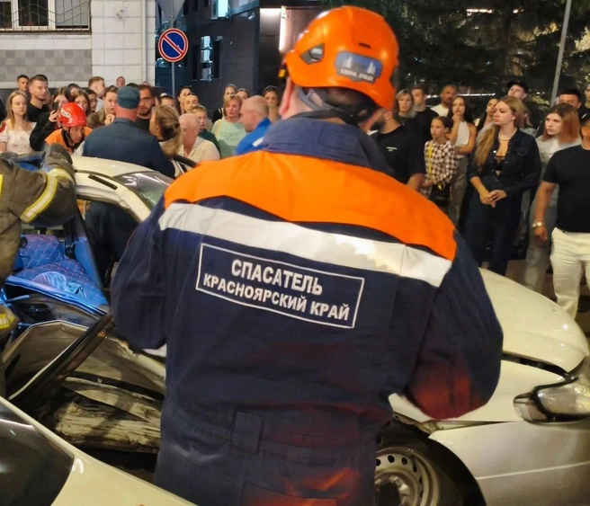 Авария в центре города — пришлось привлекать спасателей | Источник: КГКУ «Спасатель» / МАКС