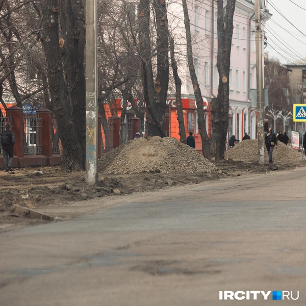 А где-то пока только "взорвали" обочину и тротуары | Источник: Даниил Конин / «ИрСити»