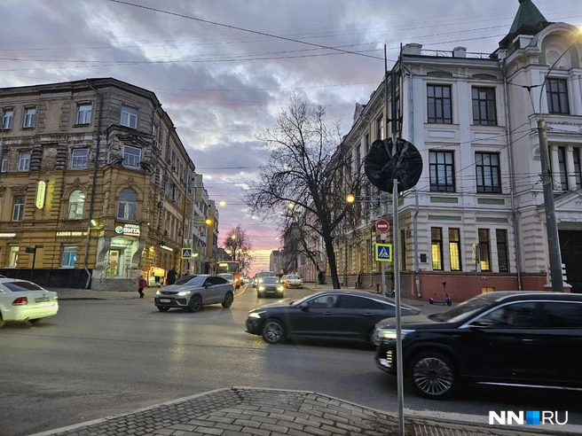 Пока новые знаки скрываются за чёрными пакетами | Источник: Ирина Колобова / NN.RU