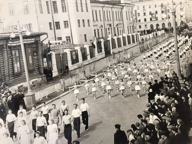 Первомайская демонстрация на ул. Ленина в конце 1950-х годов | Источник: Комитет по делам архивов Курганской области / vk.com