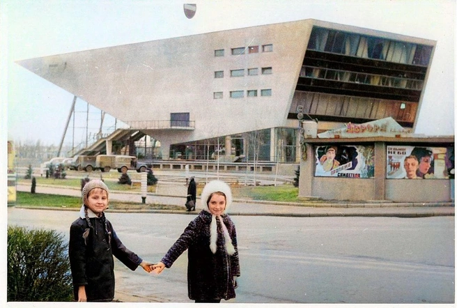 Март 1972 года. Две девочки-подружки идут в кинотеатр «Аврора» | Источник: Елена Поленова