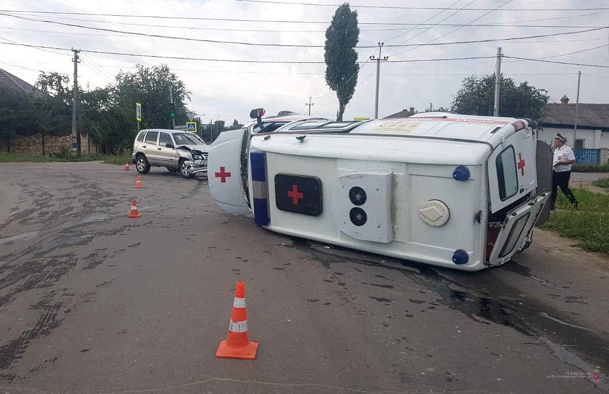 Под Волгоградом столкнулись внедорожник и скорая помощь, четверо  пострадавших 18 июля 2022 г. - 18 июля 2022 - V1.ру