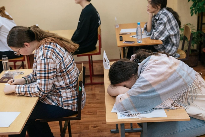 ЕГЭ — ещё то испытание для всех: тяжко и детям, и родителям, и учителям. | Источник: Максим Серков