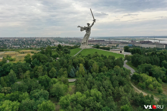 В роскошной зелени укрывались от посторонних глаз парочки влюбленных | Источник: Алексей Волхонский / V1.RU