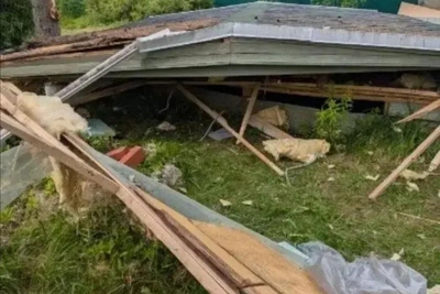 Двое рабочих пострадали при обрушении бытовки в Лужском районе