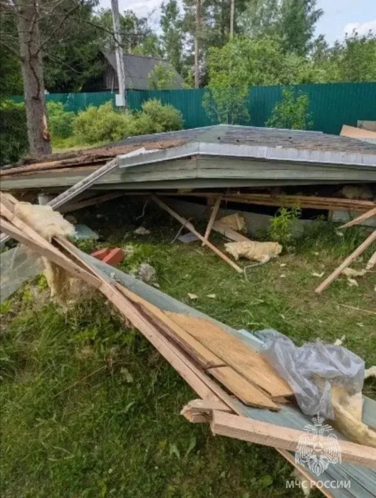 Двоих рабочих госпитализировали после обрушения в Лужском районе | Источник: МЧС Ленинградской области