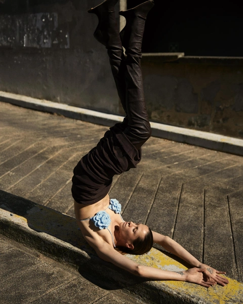 Топ, Yulia Danielian; юбка, ROA; ботфорты, Rick Owens.