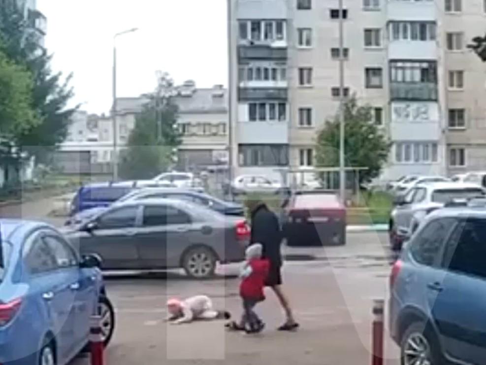 В Башкирии отец швырнул плачущую дочь на асфальт — на него составили протокол