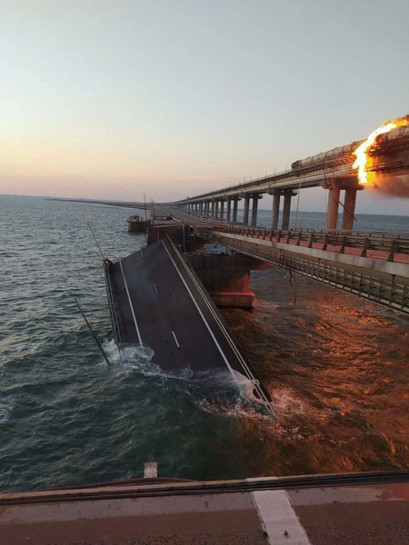 В Керчи загорелся Крымский мост: что известно к этой минуте