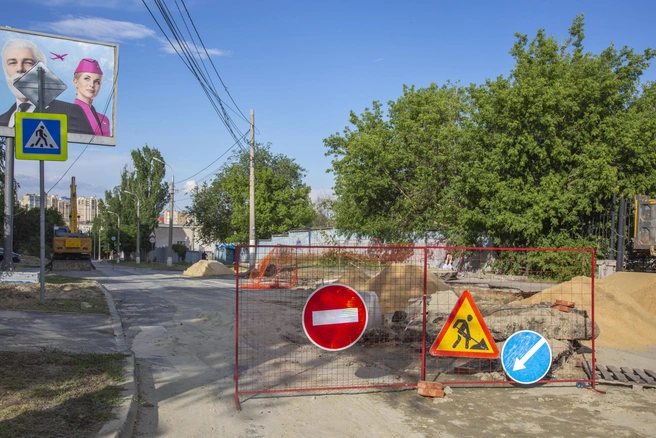 С рекламного баннера недвусмысленно намекают, что утром понедельника в этих местах лучше пользоваться самолетом, а не машиной | Источник: Константин Завриков / V1.RU