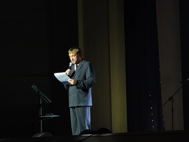 Актер Михаил Тройник щедро шутил со сцены