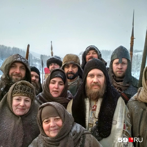 Известные артисты не отказывали в общем фото актерам массовки (в кадре Евгений Миронов, сыгравший епископа Иону) | Источник: Любовь Лымарь 