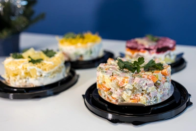 Врач из Барнаула предупредила об опасности долгого хранения салатов