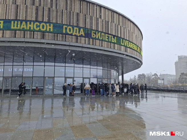 Зрители собрались у входа на арену | Источник: Татьяна Спиридонова / MSK1.RU