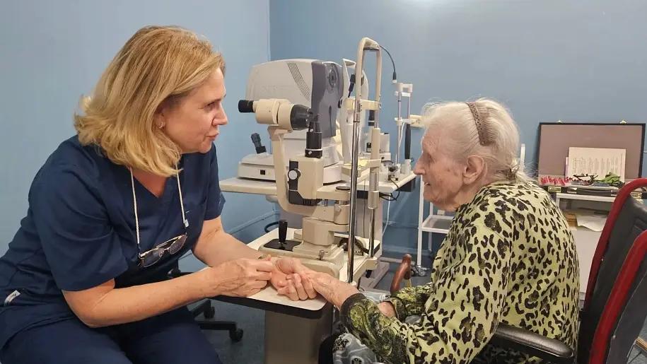 В Туле 100-летней женщине вернули зрение после операции