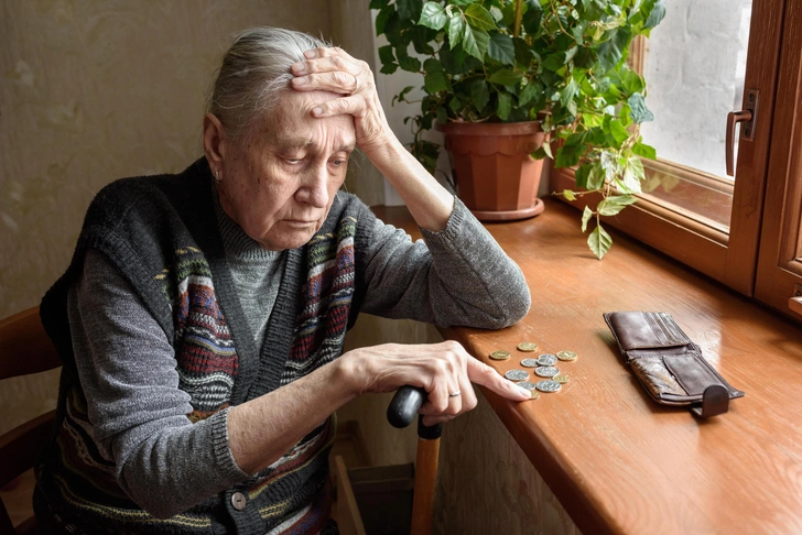 Куда уходят деньги? Потеря накоплений после 65 лет может быть признаком надвигающейся деменции | Источник: Stramp via Shutterstock/Fotodom.ru