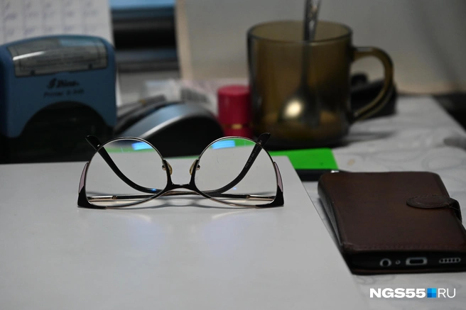 На рабочем месте нет такой явной атмосферы праздника, как дома | Источник: Артемий Скиба / NGS55.RU