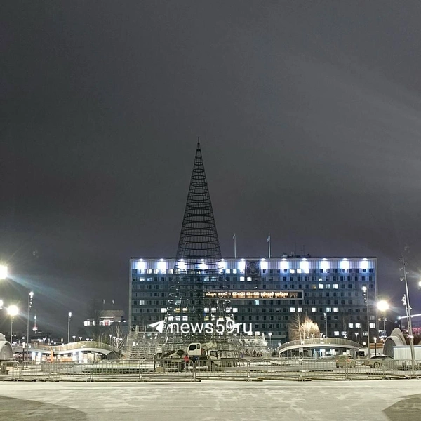 На площади начали собирать елку | Источник: читатель 59.RU Canehka