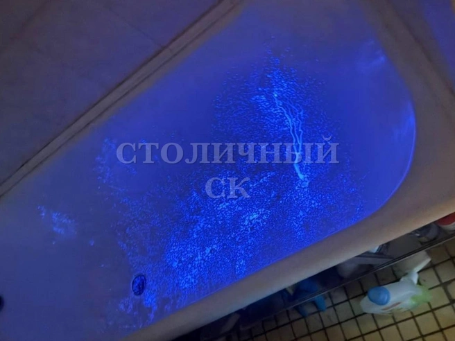 При осмотре квартиры подозреваемого криминалисты нашли следы бурого цвета в ванной, предположительно крови. | Источник: Официальный новостной телеграм-канал ГСУ СК России по Москве