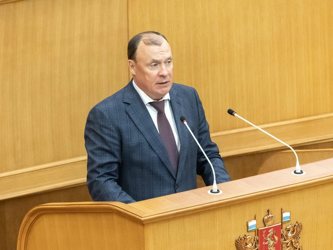 Алексей Орлов приносит присягу депутата | Источник: Владислав Лоншаков / E1.RU