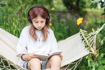 Как увлечь ребенка чтением, если за окном — лето: приемы и книжные рекомендации