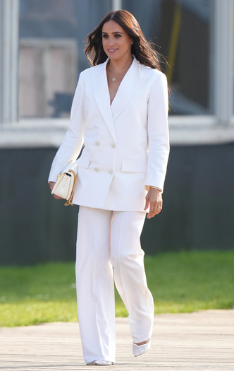 Гардероб современной принцессы: почему вам нужен белоснежный костюм, как у Меган Маркл (и где его купить сейчас)