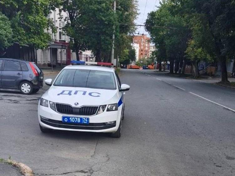 «Взяла ребенка и пошла пешком». Молодая мама пожаловалась на заблокированный въезд во двор из-за марафона
