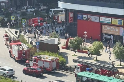 Посетителей ТРЦ Академический эвакуировали из-за пожара на парковке