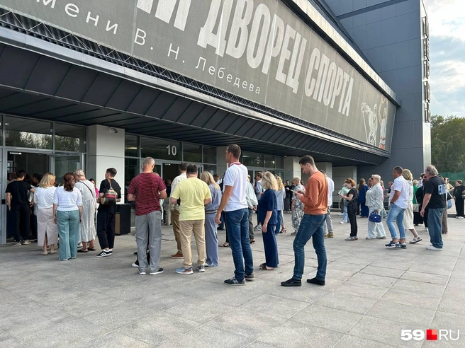 У входов в «Молот» выстроились очереди | Источник: Александра Куляпина / 59.RU