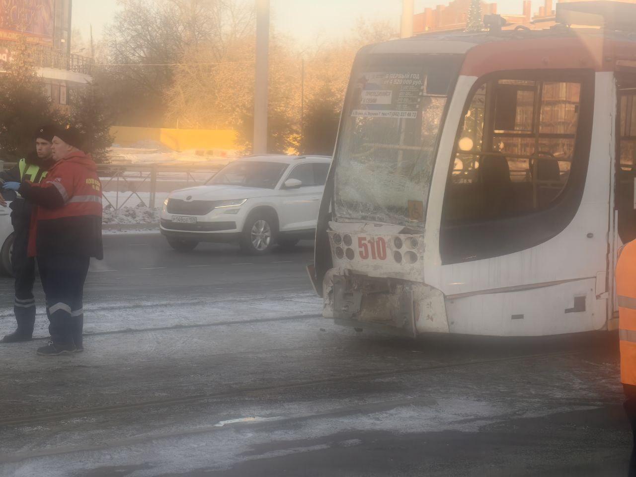 «Окна в салонах разбились от силы удара»: в Перми у цирка столкнулись два трамвая — есть пострадавшие