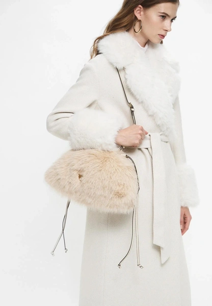 Как разнообразить зимний образ: стайлтрики самых модных it-girls