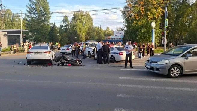 Вокруг собралось большое количество людей  | Источник: ГАИ Новосибирска 