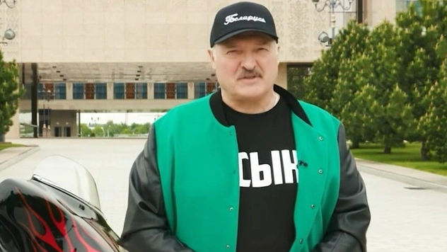 В Сети обсуждают новый имидж Лукашенко: президент Белоруссии сменил пиджак на мотоциклетную куртку