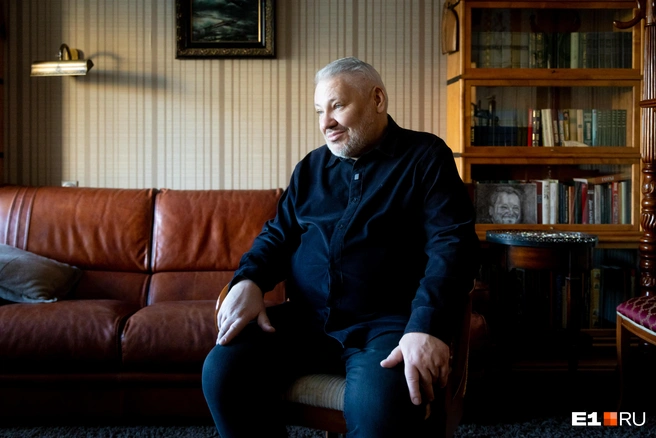 Антон Баков в своем кабинете | Источник: Владислав Лоншаков / E1.RU