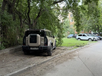 Обычно за бордюр заезжать нельзя | Источник: читательница НГС