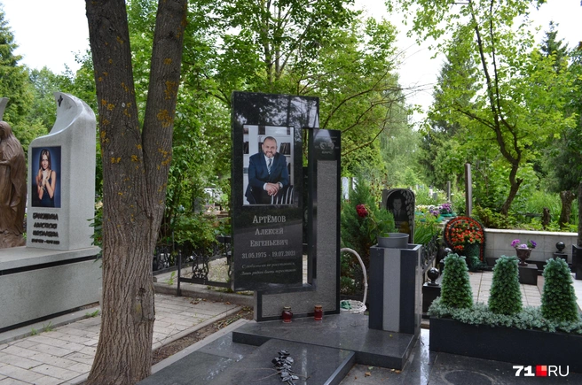 Могила Артемова выглядит достаточно ухоженно | Источник: Максим Улитов / 71.RU